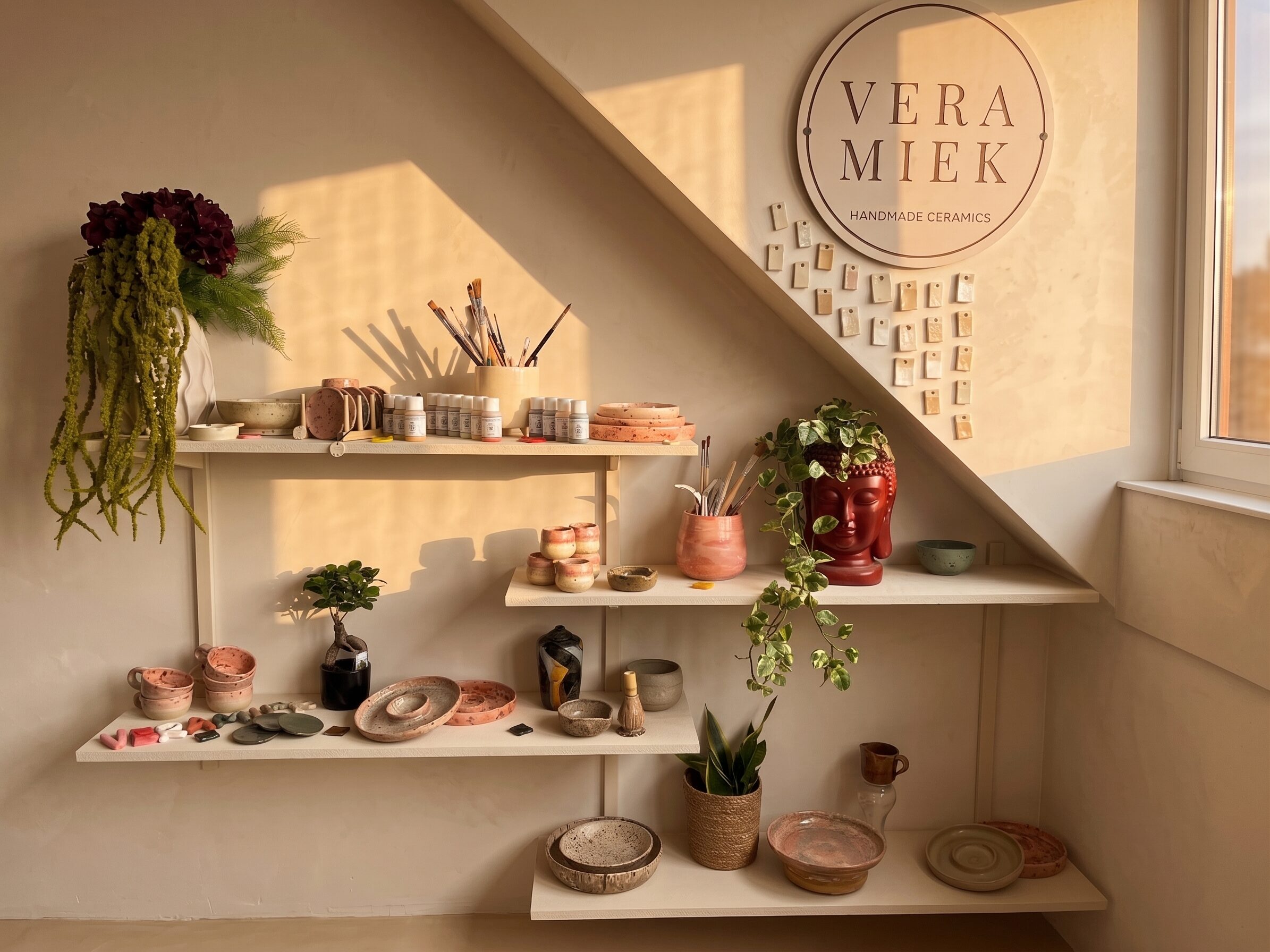 Het atelier van Veramiek met handgemaakt keramiek op schappen in warm namiddaglicht